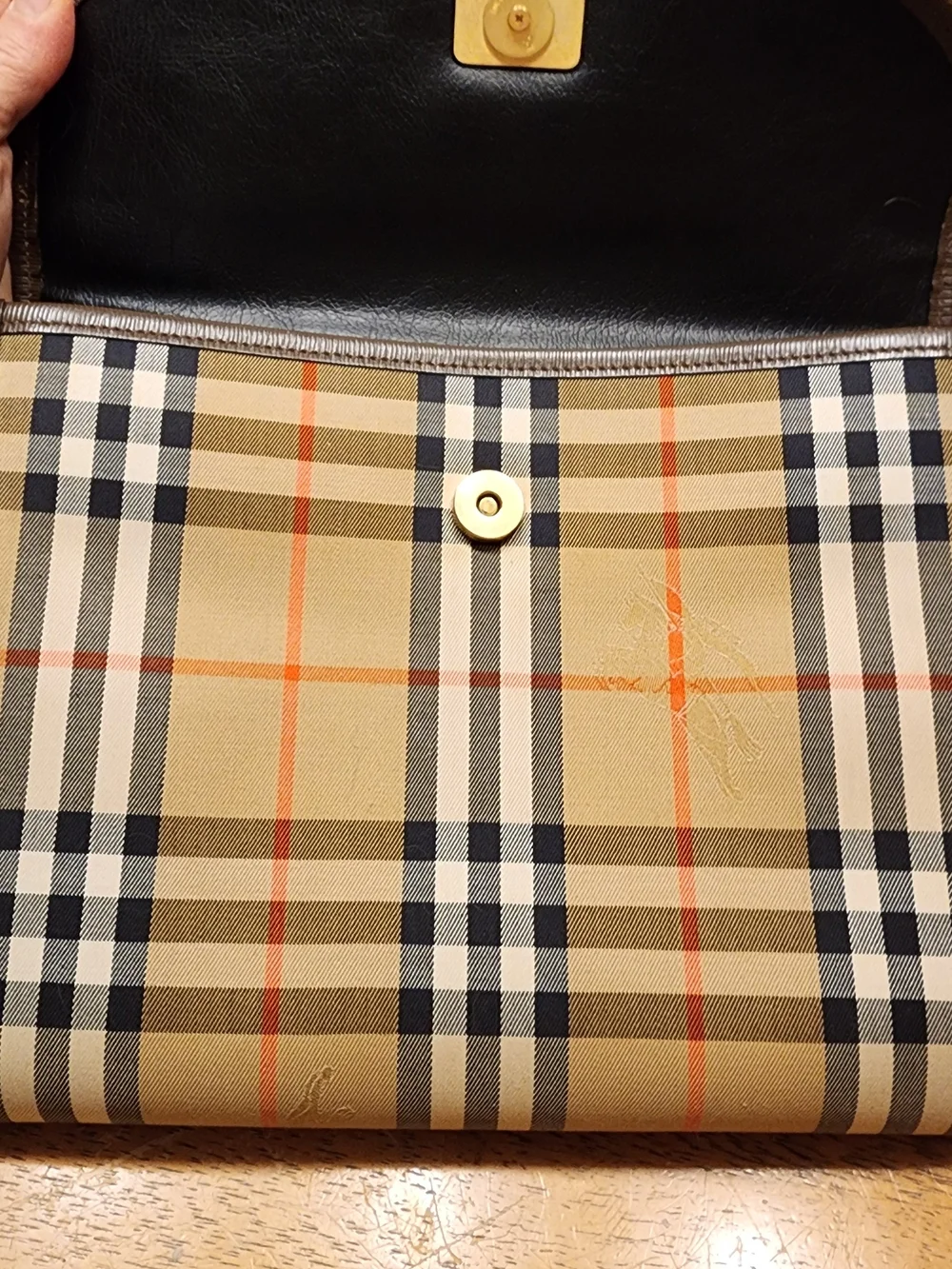 vintage Burberry bag features the classic Nova check canvas pattern